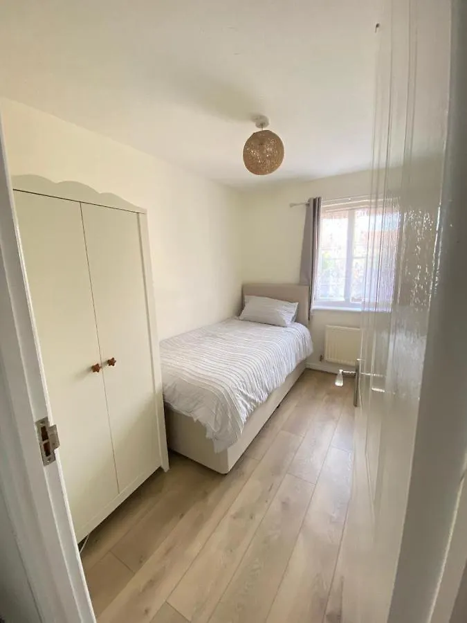 Stunning 3 Bedroom Family House In London, Private Parking And Garden, With Great Transport Links To Central London, The Excel Centre, Canary Wharf, The O2! 펜션