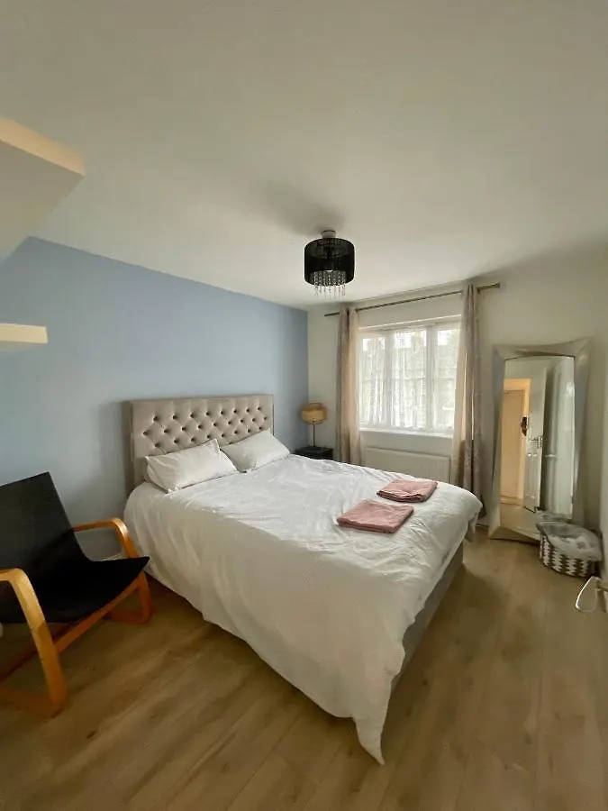 Stunning 3 Bedroom Family House In London, Private Parking And Garden, With Great Transport Links To Central London, The Excel Centre, Canary Wharf, The O2! 펜션 런던