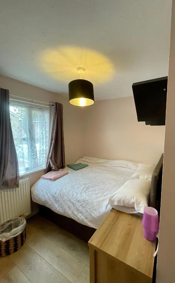 Stunning 3 Bedroom Family House In London, Private Parking And Garden, With Great Transport Links To Central London, The Excel Centre, Canary Wharf, The O2! 0*, 런던