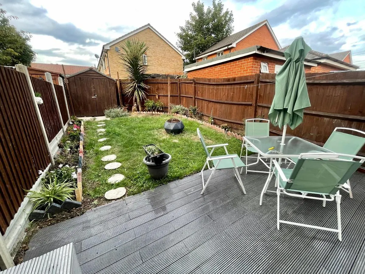 펜션 Stunning 3 Bedroom Family House In London, Private Parking And Garden, With Great Transport Links To Central London, The Excel Centre, Canary Wharf, The O2!