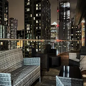 Stylish In Canary Wharf Apartment