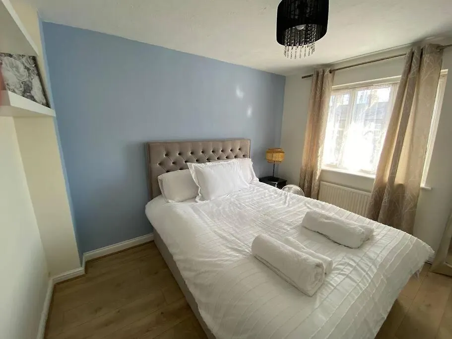 Stunning 3 Bedroom Family House In London, Private Parking And Garden, With Great Transport Links To Central London, The Excel Centre, Canary Wharf, The O2! 0*, London United Kingdom