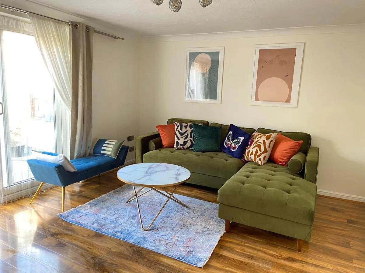 Stunning 3 Bedroom Family House In London, Private Parking And Garden, With Great Transport Links To Central London, The Excel Centre, Canary Wharf, The O2!