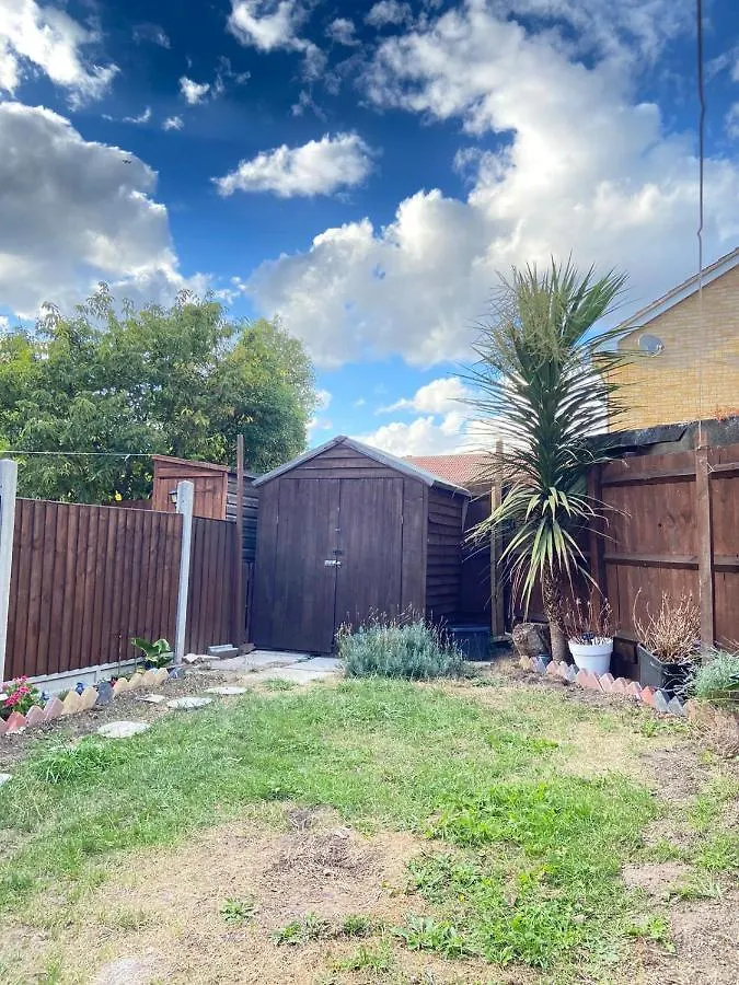 Holiday home Stunning 3 Bedroom Family House In London, Private Parking And Garden, With Great Transport Links To Central London, The Excel Centre, Canary Wharf, The O2!